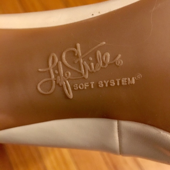 White heels size 8 - Picture 3 of 4